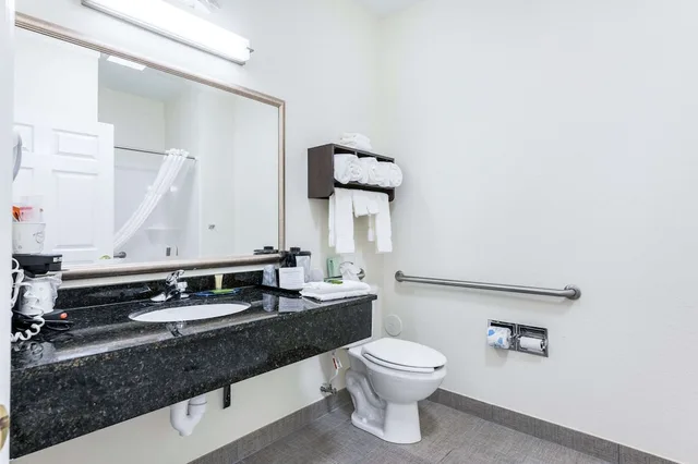 جناح بسريرين كوين مع أريكة، Clarion Pointe Madison-Huntsville 5/5
