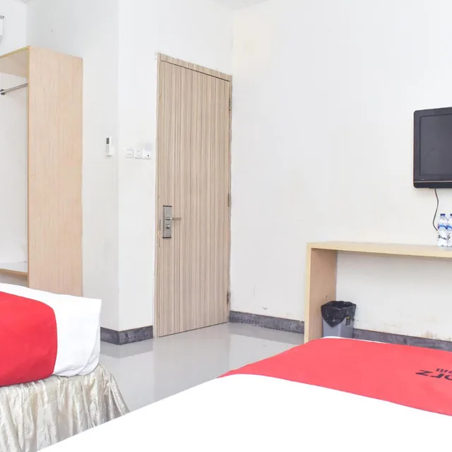 غرفة ديلوكس بسريرين منفصلين، RedDoorz Plus near Sultan Hasanuddin Airport 2/4