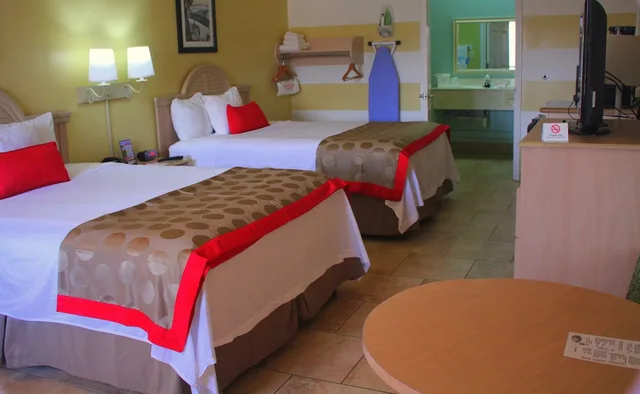 غرفة بسريرين كوين لذوي الإعاقة، Ramada By Wyndham Suites South Padre Island 2/4