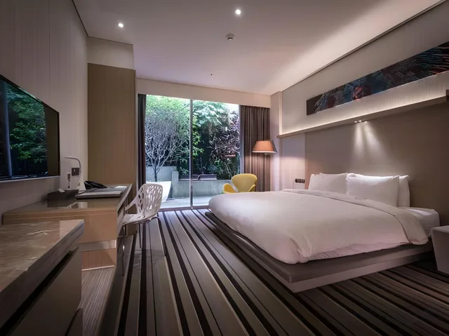 Splendor، Sparkle Hotel 1/1