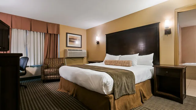 جناح شهر العسل بسرير كينج مع أريكة بحوض جاكوزي، Best Western Maple Ridge Hotel 1/6