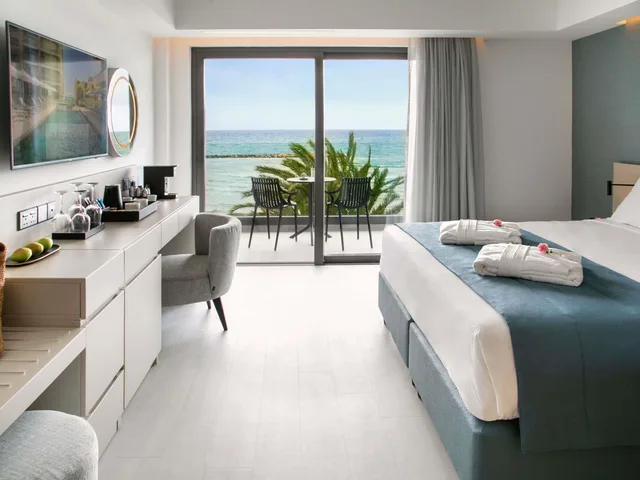 غرفة ديلوكس بسرير مزدوج بشرفة، Mercure Larnaca Beach Resort 1/6