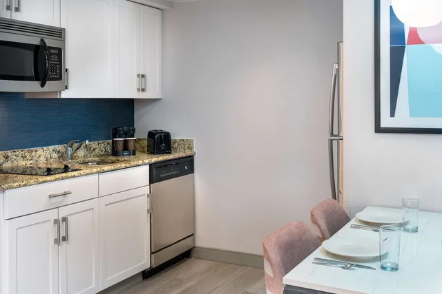 جناح بسرير كينج وسريرين كوين بغرفتي نوم بحوض استحمام لذوي الإعاقة، Homewood Suites By Hilton Boston/Canton Ma 5/5