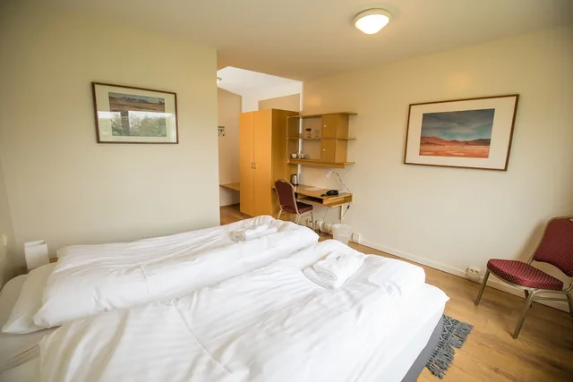 غرفة بسريرين منفصلين بحمام خاص، Hotel Laugar 1/4