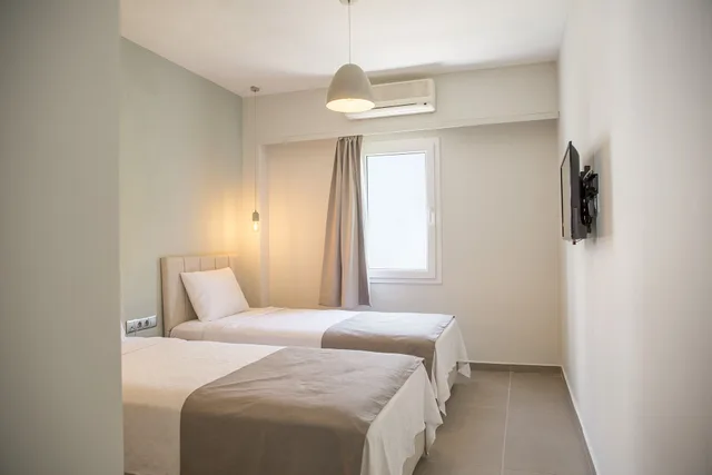 غرفة قياسية بسرير كوين وسريرين منفصلين بشرفة بغرفتي نوم بإطلالة جزئية على البحر، Yaz Beach Hotel 5/10