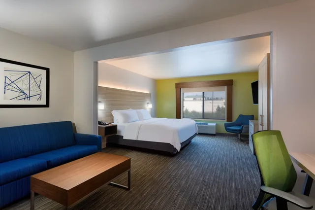 Room, King Bed, Accessible, Holiday Inn Express Hotel Suites Lewisburg 2/4