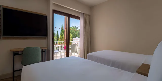 غرفة ديلوكس بسريرين منفصلين، DoubleTree by Hilton Bodrum Isil Club Resort 4/10