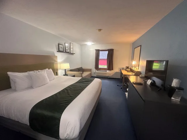 Deluxe, King Bed, Sofa, Pictured Rocks Inn & Suites 2/5