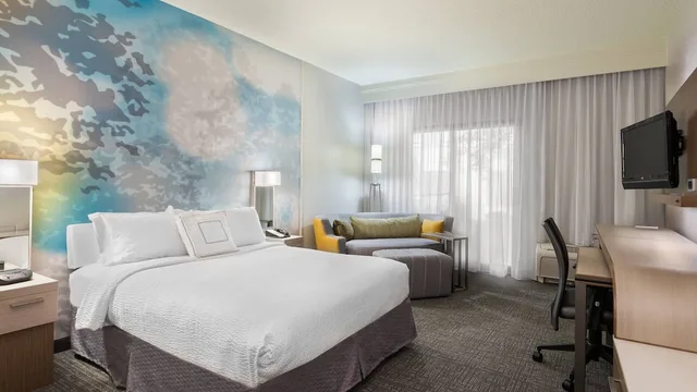 غرفة بسرير كينج مع أريكة، Courtyard by Marriott Wilmington / Wrightsville Beach 1/8