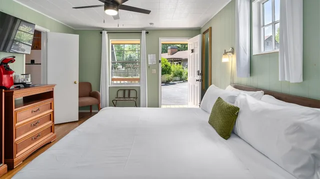 غرفة كومفورت بسرير كينج، CedarWood Inn 5/6