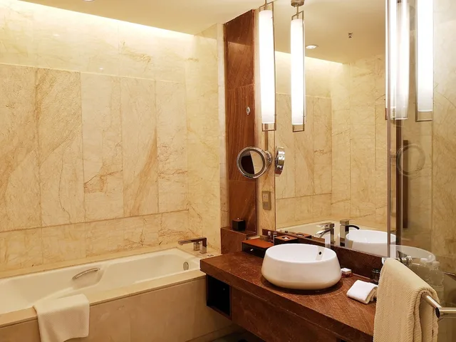 غرفة ديلوكس بسريرين مزدوجين بإطلالة على المدينة، Renaissance Tianjin Lakeview Hotel 2/2