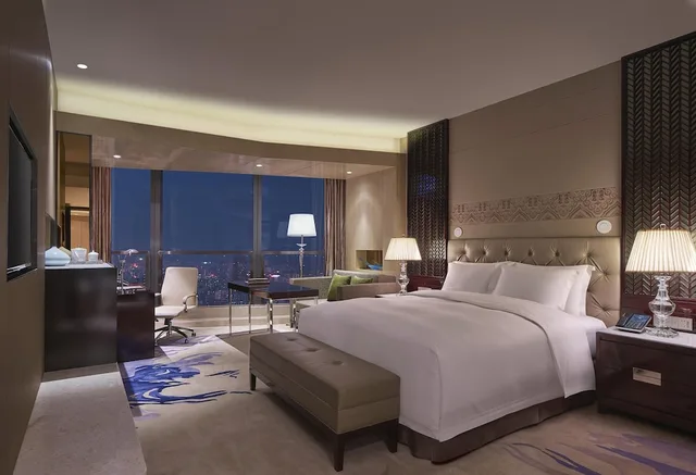 غرفة بسرير كينج بإطلالة على البحر، Hilton Haikou Residences 2/10