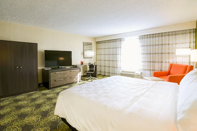 غرفة قياسية بسرير كينج لذوي الإعاقة، Holiday Inn Charlottesville-Univ Area 1/8