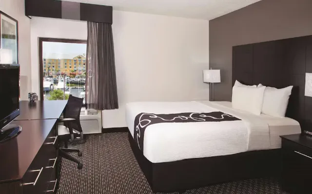 غرفة بسرير كوين، La Quinta Inn & Suites by Wyndham Charleston Riverview 1/2