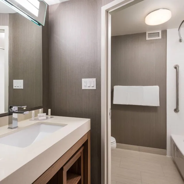 غرفة ديلوكس بسريرين كوين، Courtyard By Marriott Toronto Vaughan 4/8