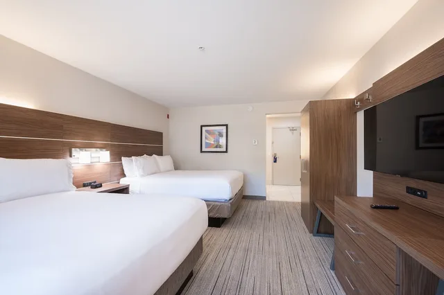 غرفة قياسية بسريرين كوين لذوي الإعاقة، Holiday Inn Express Grover Beach 2/5