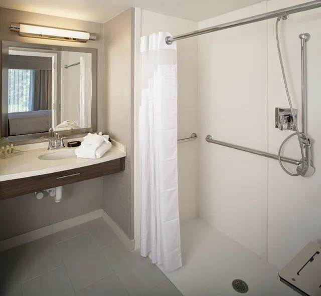غرفة بسريرين كوين مع أريكة لذوي الإعاقة، HOLIDAY INN FRANKLIN - COOL SPRINGS 5/6