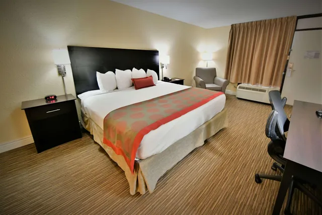 جناح بسرير كينج بغرفة نوم واحدة، Ramada Hotel & Conference Center By Wyndham Jacksonville 1/1