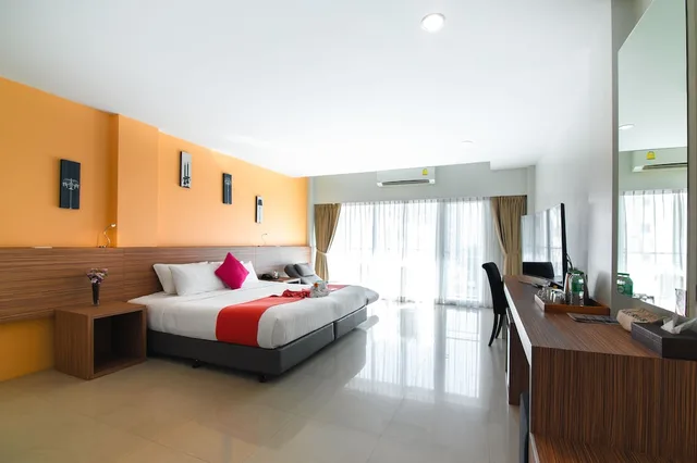 Room, King Bed, View Pent, Balcony، The Lantern Resorts Patong Phuket 3/10