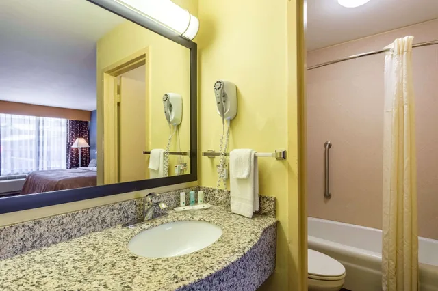 غرفة تنفيذية بسرير كينج، Quality Inn and Suites Baton Rouge West Port Allen 6/8