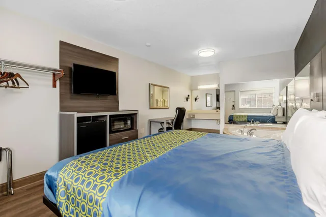 جناح ديلوكس بسرير كينج، Grove City Travel Inn Columbus South 3/7