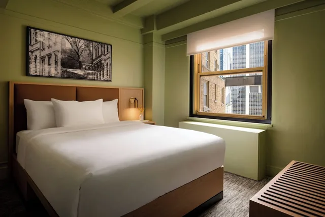 غرفة قياسية بسرير كوين، THE ROW NYC HOTEL 4/10