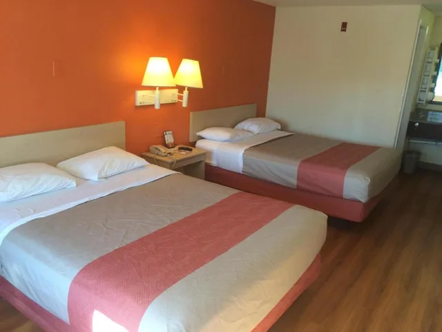 2 Full Beds - ADA/RI Shower/Mini Fridge، Motel6 Rancho Mirage CA Palm Springs 4/6