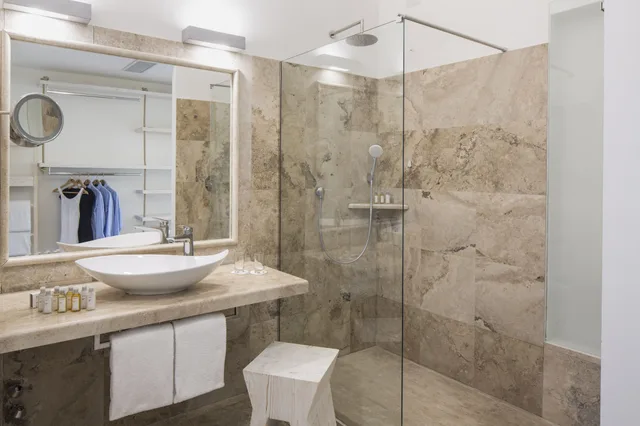جناح جونيور بسرير كوين بشرفة بإطلالة جزئية على البحر مع أريكة، Falkensteiner Resort Capo Boi 8/8