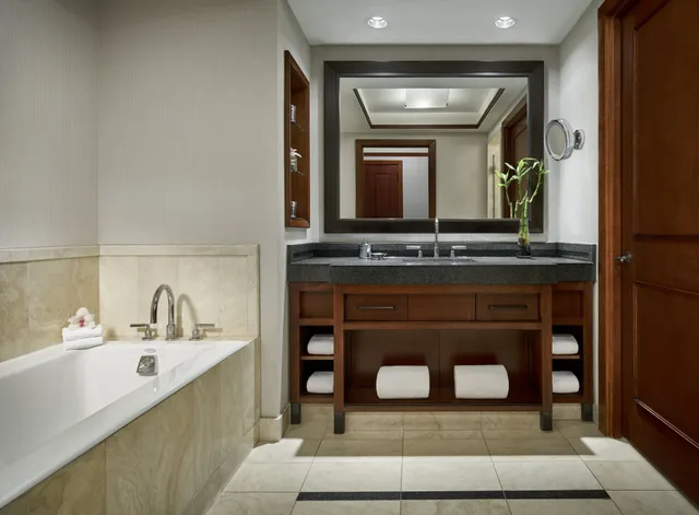 غرفة بريميير بسرير كينج، The Ritz-Carlton Georgetown, Washington, D.C. 3/3