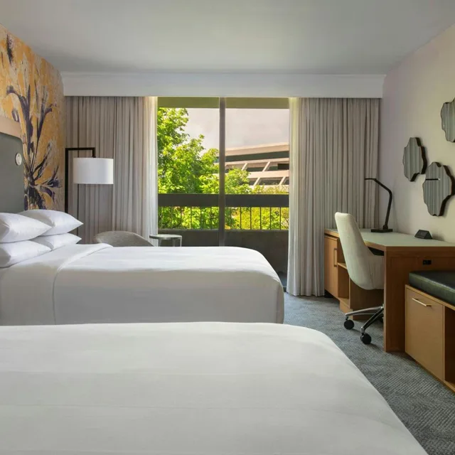 غرفة بسرير مزدوج بشرفة، Westchester Marriott 1/8