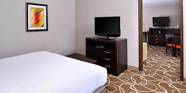 غرفة بسرير كينج لذوي الإعاقة، Elimwood Hotel, A Ramada by Wyndham 6/8