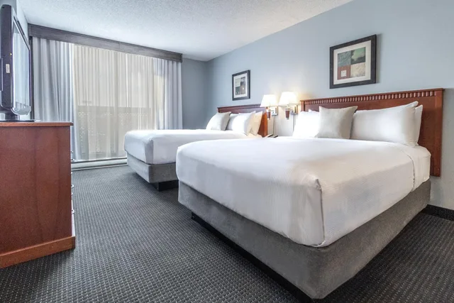 جناح بسريرين كوين بغرفتي نوم مع أريكة، Hotel Saint Laurent Montreal 2/3