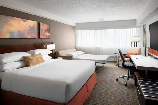 Deluxe, King Bed, Atrium Building، Delta Hotels By Marriott Calgary South 2/8