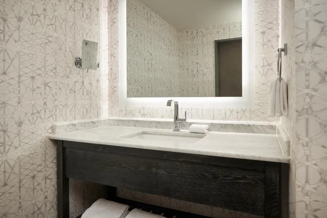 1 Bedroom, Suite, King Bed, Atrium View, Sofa, Accessible، Le Meridien Philadelphia 3/10
