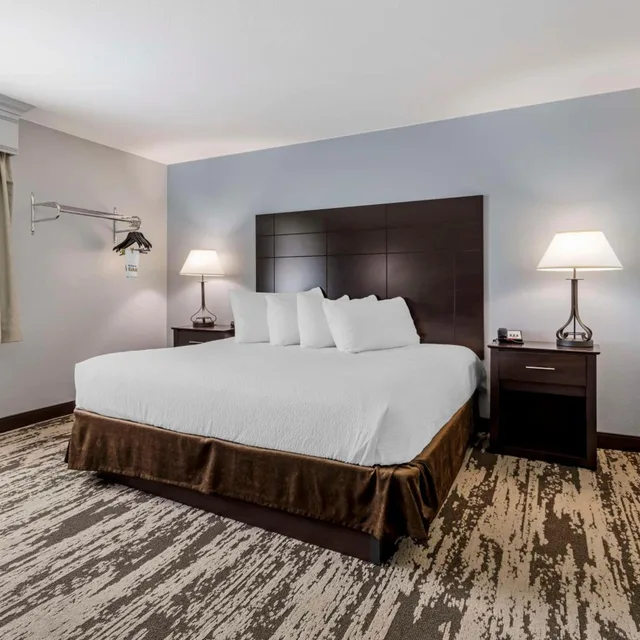 جناح بسرير كينج وسريرين كوين بشرفة بغرفتي نوم مع أريكة في طابق مرتفع، Best Western Prescottonian 2/5
