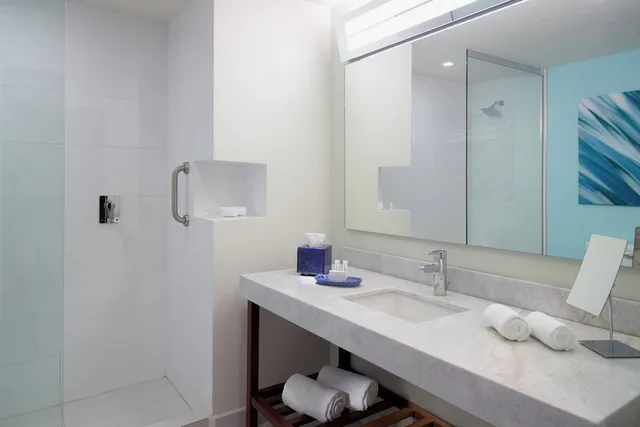 غرفة قياسية بسرير كينج مع أريكة، Courtyard by Marriott Queretaro 4/4