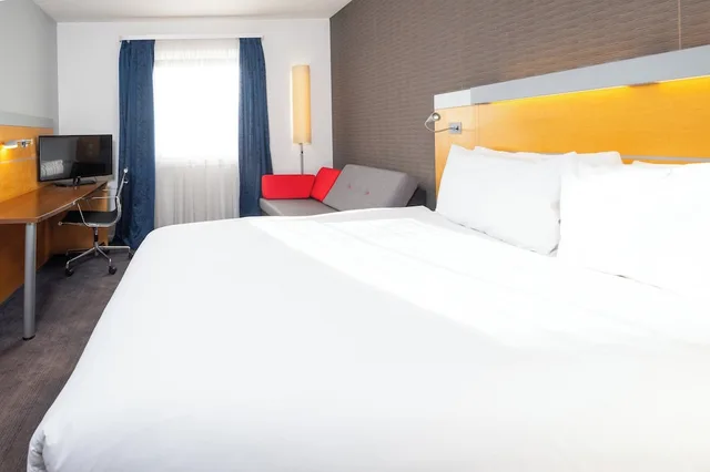 غرفة قياسية بسرير مزدوج مع أريكة، Holiday Inn Express Bedford 2/9