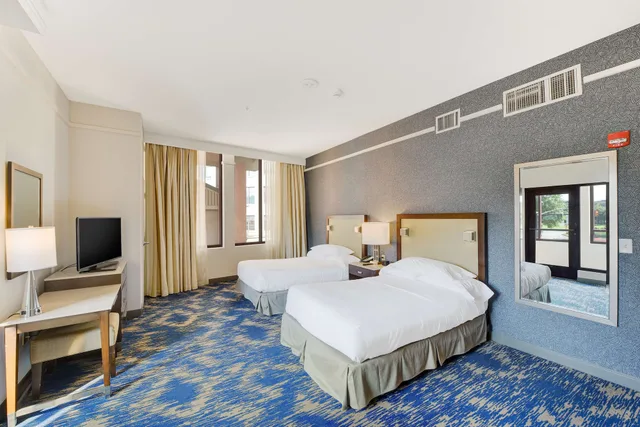 جناح بسريرين مزدوجين بشرفة مع أريكة، Embassy Suites Alexandria Old Town 2/4