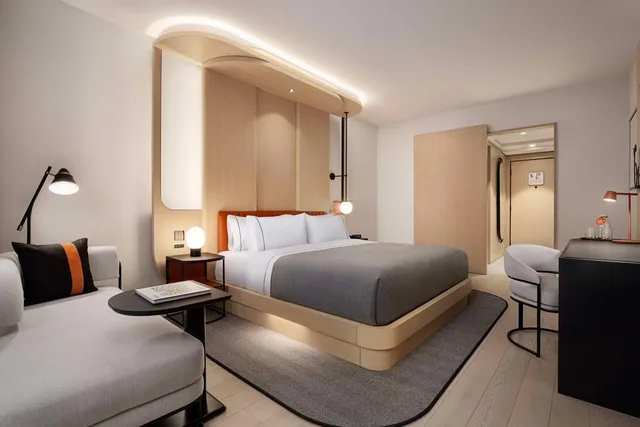 غرفة بسرير كينج وسرير كوين، Canopy by Hilton Toronto Yorkville 2/5