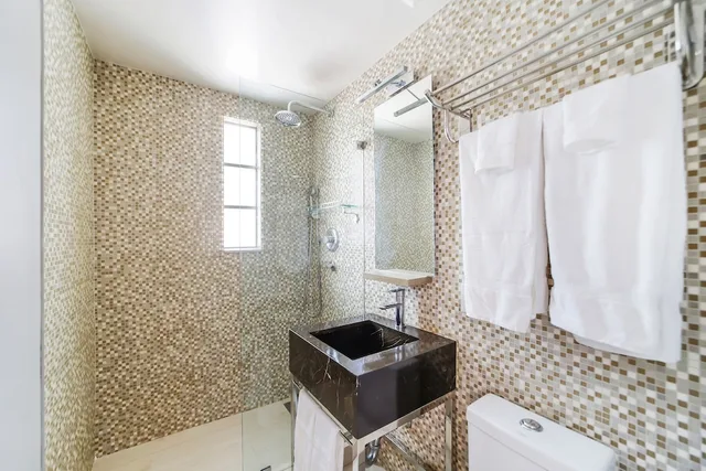 غرفة قياسية بسرير كينج بحمام خاص، The L Hotel 7/8