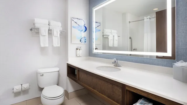 غرفة قياسية بسريرين كوين بشرفة، HOLIDAY INN RESORT FORT WALTON BEACH 7/10