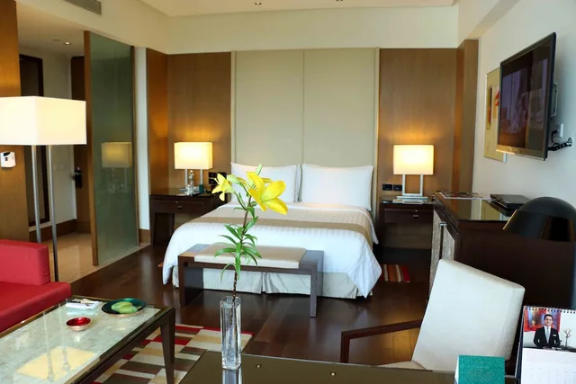 Premier, King Bed, THE OBEROI GURGAON 3/4