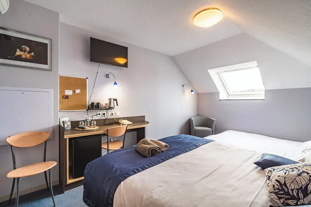 Room, Quadruple, 2 Queen Beds, Hotel Au Tambour 2/3