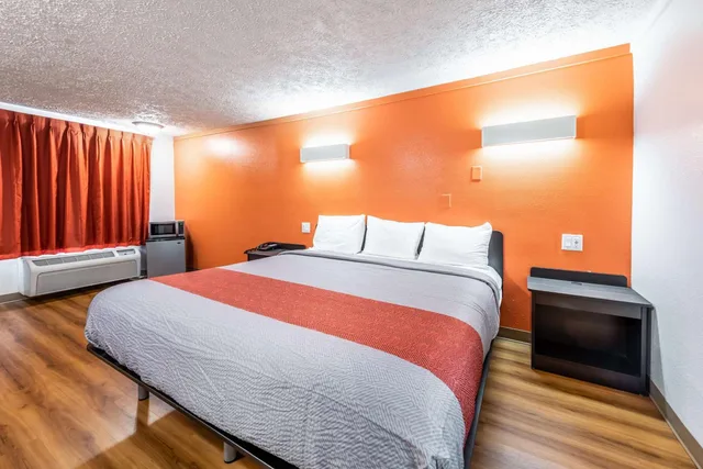1 King Bed - Mobility Accessible Tub, Nsmk، Motel6 Mansfield, OH 7/10