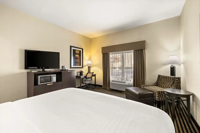 غرفة بسرير كينج، Sonesta Essential Indianapolis Airport 2/3