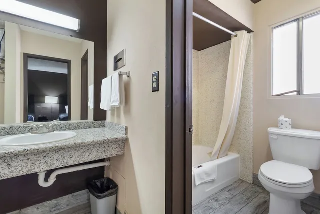 غرفة اقتصادية ثلاثية بسريرين مزدوجين، ECONOMY INN BARSTOW 4/9