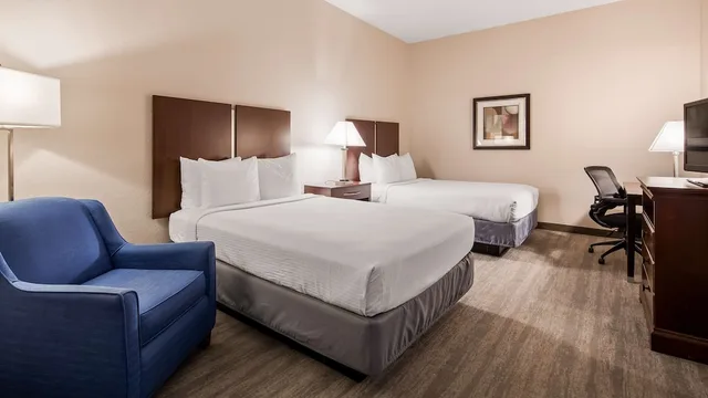 غرفة بسرير كينج وسريرين مزدوجين، Best Western Tampa 4/5