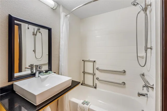 جناح بسريرين كوين مع أريكة بحوض استحمام لذوي الإعاقة، Best Western Alamo Suites 3/3