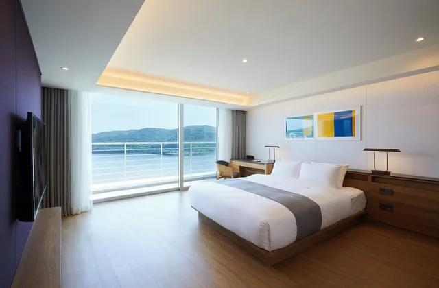 Deluxe, Suite, King Bed, Lake View, Pool Access، Lahan Select Gyeongju 4/5