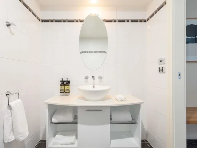 Suite, Double Bed, River View, Sofa, Peppers Seaport Launceston 9/9